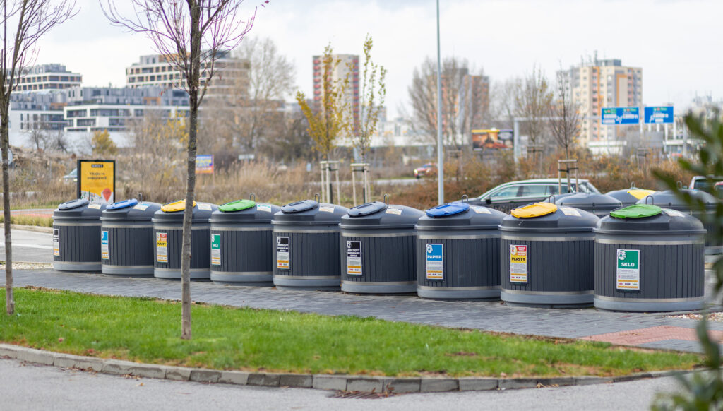 Polopodzemné kontajnery MOLOK 